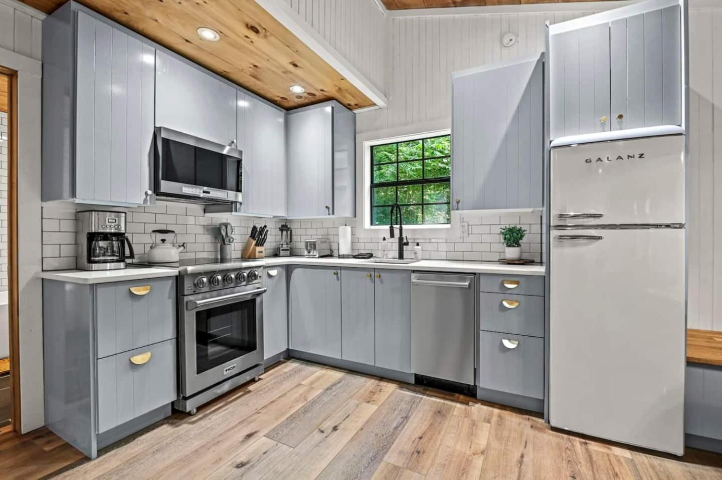 Smoky Mountains Hut Tub Dog Friendly