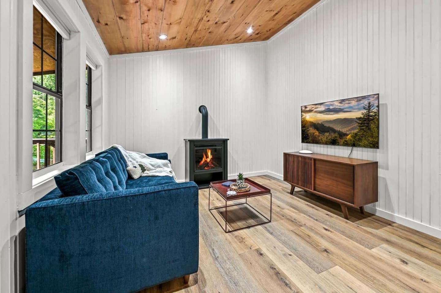 Smoky Mountains Hut Tub Dog Friendly Sevierville
