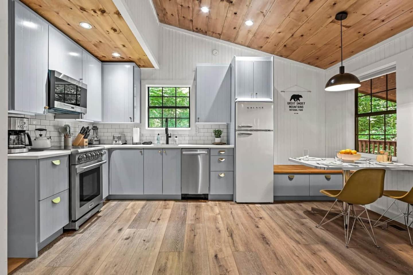 Smoky Mountains Hut Tub Dog Friendly * Sevierville