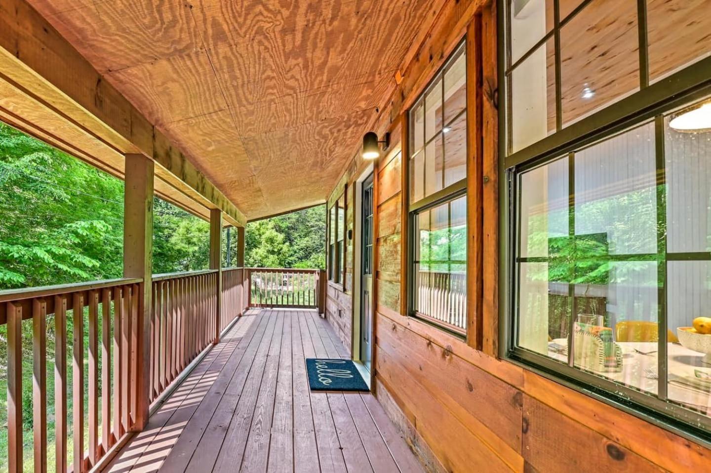 Smoky Mountains Hut Tub Dog Friendly *
