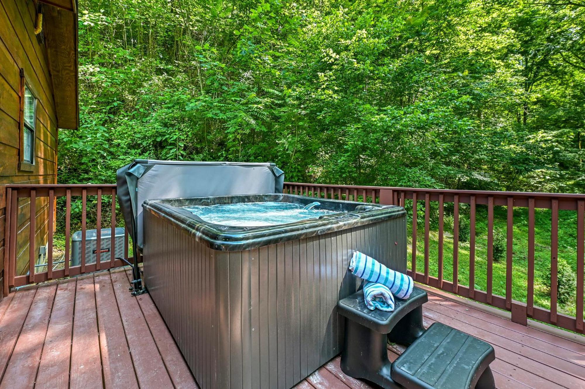 Smoky Mountains Hut Tub Dog Friendly Sevierville